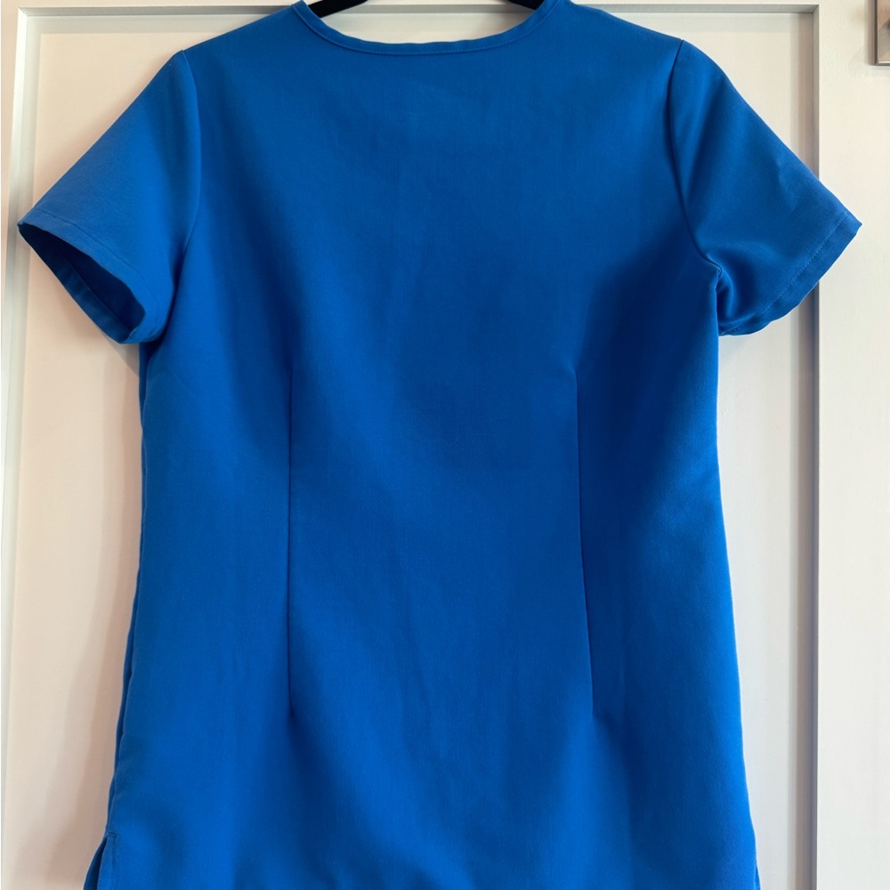 Figs Three-Pocket Scrub Top - Picture 2 of 5